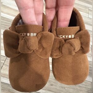 Lucky Brand baby crib shoes, mocassan With Bow, size 1, Sherrie. Brand new.
